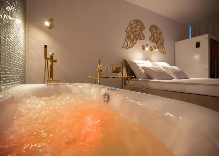 Gold Luxury Romantic Spa Suite Private Jacuzzi & Sauna